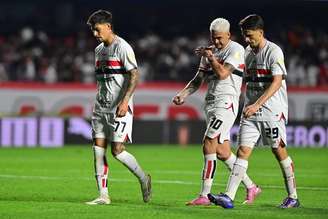 Rigoni, Luciano e Pablo Maia na saída para o intervalo em partida contra LDU