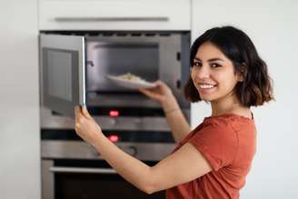 É possível conservar a qualidade e a segurança dos alimentos ao utilizar o micro-ondas