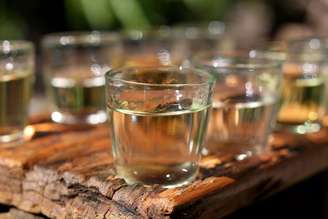 Metanol é usado na adulteração de bebidas como vodka e gin.