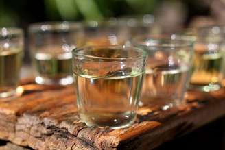 Polícia Federal investiga a venda de bebidas adulteradas em bares; 43 casos suspeitos de intoxicação por metanol em todo o Brasil.