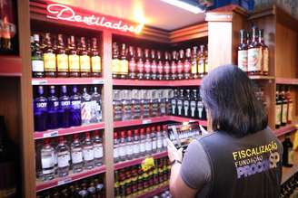 Os agentes estavam fiscalizando um estabelecimento comercial na Vila Santa Maria quando o veículo encostou para descarregar a mercadoria