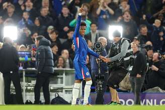 Estêvão comemora gol contra o Liverpool