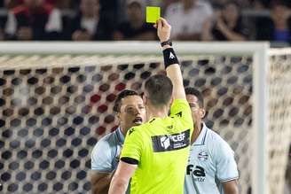 Marlon, do Grêmio, recebe cartão amarelo