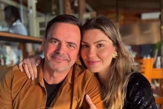 Márvio Lúcio e Aline Miroski em um bar