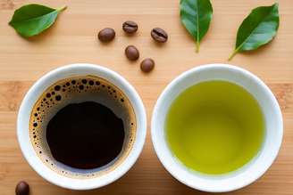 Estudo da Universidade Estadual de Londrina demonstrou a eficiência do extrato de chá verde (Camellia sinensis), rico em compostos fenólicos e antioxidantes, para a formação de nanopartículas de cobre que têm efeito protetor contra danos causados por doenças da lavoura, como a ferrugem do cafeeiro, causada pelo fungo Hemileia vastatrix. Imagem gerada por Meta AI, CC BY