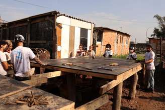 Mutirão de moradores ajuda a erguer casas no Jardim Lapena