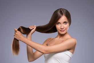 Nutrientes essenciais fortalecem os fios e reduzem a queda, mas alguns casos exigem tratamentos complementares além da suplementação