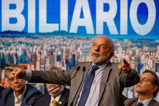 O presidente brinca com Boulos em evento em São Paulo