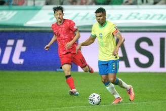 Casemiro, do Brasil (à direita), controla a bola contra Lee Jae Sung, da Coreia do Sul (à esquerda), durante o amistoso internacional entre Coreia do Sul e Brasil
