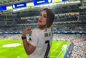 Virginia Fonseca na Espanha, usando camiseta com o nome de Vini Jr
