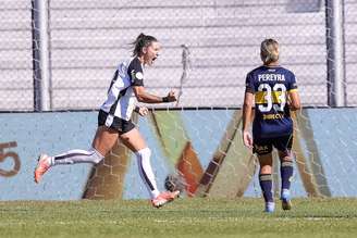 Corinthians atropela o Boca Juniors e avança na Libertadores Feminina.