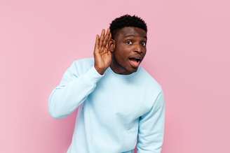 É importante evitar certos hábitos que podem causar danos à audição