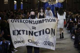 'Consumo excessivo = extinção', diz cartaz em protesto contra 'fast fashion'