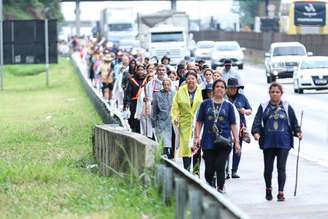 Romeiros caminham pela Rodovia Presidente Dutra (BR-116), na altura da cidade de Taubaté (SP), rumo ao Santuário de Nossa Senhora Aparecida, nesta sexta-feira, 10.