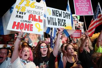 Israelenses celebram iminente libertação de sequestrados na Praça dos Reféns, em Tel Aviv