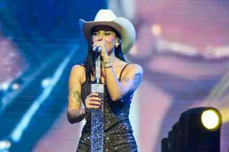 Ana Castela cai no palco durante show em São Paulo