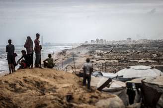 A vida cotidiana continua na Faixa de Gaza devastada pela guerra enquanto os palestinos aguardam a entrada em vigor do cessar-fogo acordado, em Deir al Balah, Gaza, em 09 de outubro de 2025