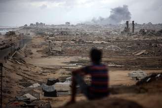 Uma coluna de fumaça sobe após o bombardeio israelense na Faixa de Gaza, vista do noroeste do campo de refugiados de Nuseirat, em Gaza, em 9 de outubro de 2025.