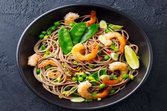 Yakisoba de camarão com legumes