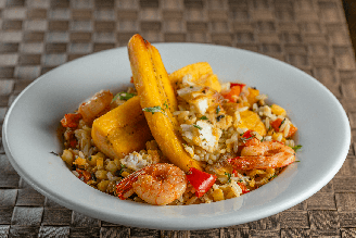 Arroz de pirarucu e frutos do mar cozido no caldo da moqueca de banana-da-terra