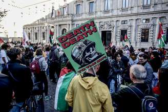 Manifestantes e policiais brigaram em frente da sede da Prefeitura de Milão