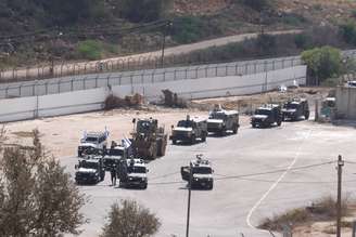 Forças israelenses tomam medidas de segurança ao redor da Prisão Militar de Ofer com veículos blindados e escavadeiras antes dos prisioneiros palestinos serem libertados sob o acordo de troca de reféns por prisioneiros