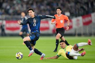 Daichi Kamada, do Japão (E), passa por Casemiro, do Brasil (D) durante o amistoso internacional entre Japão e Brasil no Estádio de Tóquio em 14 de outubro de 2025 em Chofu, Tóquio, Japão
