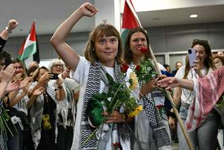 Greta Thunberg em sua chegada a Atenas após deportação por Israel