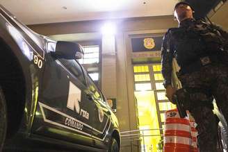 Viatura da Rota em frente ao Departamento Estadual de Homicídios e de Proteção à Pessoa, no centro de São Paulo