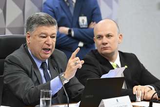 O presidente da CPMI do INSS, senador Carlos Viana (Podemos-MG), durante sessão marcada por embates entre governistas e oposição, em Brasília.