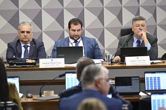 Parlamentares durante sessão da CPMI do INSS, em Brasília, que analisou pedidos de prisão e convocação de investigados ligados a sindicatos da Previdência.