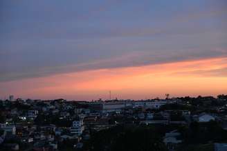 Imagem de clima com céu claro no início da noite, em Caxias do Sul, RS, nesta quinta-feira, 16/10/2025