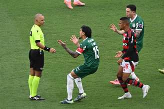 Gustavo Gómez pede pênalti para o Palmeiras