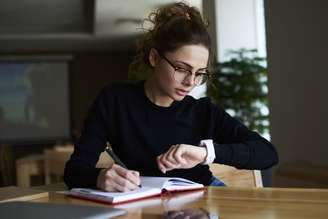 Quem pratica a escrita com constância aprimora a capacidade de planejar e organizar pensamentos com mais agilidade