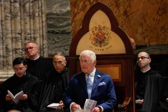Charles III sentado em trono na Basílica de São Paulo Fora dos Muros, em Roma