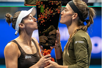 Luisa Stefani conquistou na madrugada deste domingo o título de duplas do WTA 500 de Tóquio, no Japão, ao lado da parceira Timea Babos