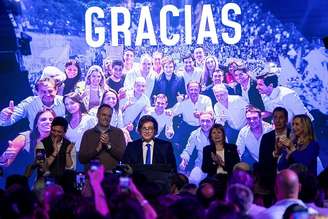 O presidente da Argentina, Javier Milei, fala aos seus apoiadores após as eleições de 26 de outubro de 2025, em Buenos Aires, Argentina