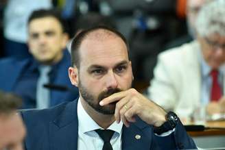 Câmara inclui Eduardo Bolsonaro em lista de devedores da União por faltas sem justificativa.