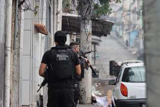 Megaoperação nos complexos do Alemão e da Penha deixa mais de 60 mortos e prende traficantes do Comando Vermelho.