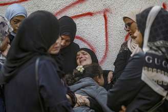 Palestinas choram morte de parente na Cidade de Gaza, em meio a ataques de Israel