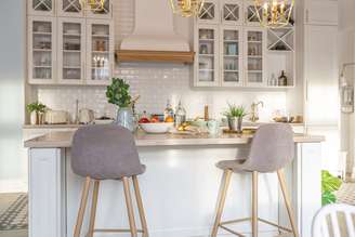 Uma cozinha charmosa, organizada e com frutas expostas na bancada atrai energias poderosas associadas ao dinheiro