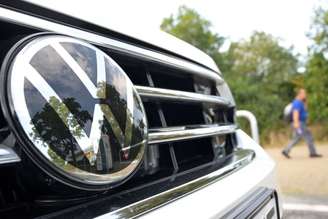 Logo da Volkswagen  em um de seus carros 
03/09/2024
REUTERS/Fabian Bimmer
