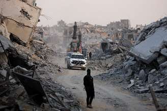 Veículos da Cruz Vermelha circulam pela Cidade de Gaza após o Hamas anunciar a localização do corpo de um soldado israelense mantido como refém 
REUTERS/Dawoud Abu Alkas