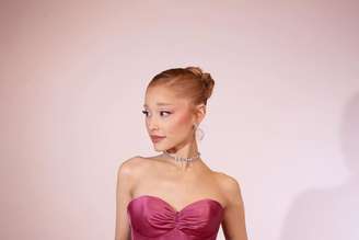 Ariana Grande posa para foto em evento da Louis Vuitton