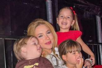 Virginia posa com os três filhos