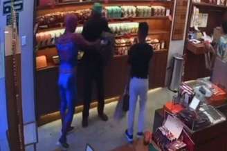 Homem-Aranha impede furto em loja de chocolates na Bahia 