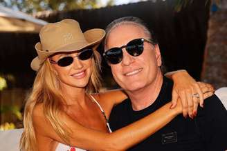 Ana Paula Sibert e Roberto Justus posam juntos