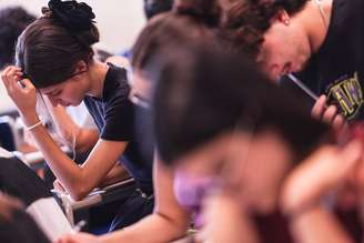 Redação do Enem será aplicada no domingo e vale até 1.000 pontos.