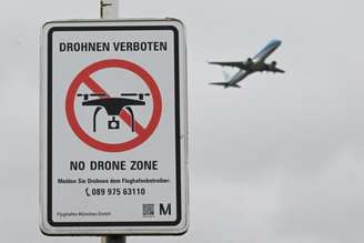 Placa que avisa sobre proibição de drones perto de aeroporto de Munique
REUTERS/Angelika Warmuth