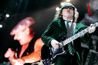 Angus Young, da banda australiana AC/DC, em show no estádio do Morumbi para platéia lotada, em 2009